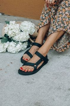Cute Teva Outfits, Teva Womens Sandals Outfit, Teva Sandals Outfit Summer For Women, Tevas Sandals Outfits, Teva Sandals Outfit Casual, Teva Outfits Women, Cute Outfits With Teva Sandals, Teva Sandals Outfit Fall, Teva Sandals Casual Style