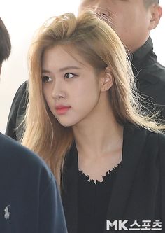 #rosé Rosé No Makeup, Rosé Blackpink Without Makeup, Rose Blackpink Without Makeup, Rose Blackpink Wearing Glasses, Rose Without Makeup Blackpink, Rose Blackpink Hair Damage, Rosé With Glasses Blackpink, Rose Without Makeup, Rosé Side View Blackpink