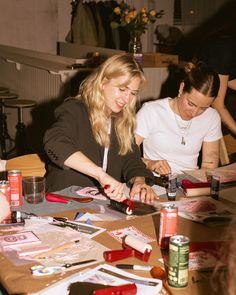 A look back at our first design + food-inspired collaboration nearly a year ago with @sunday.gelato at @theknifefactory ❤️  As we start planning our 2025 programming, I’m on the lookout for creatives working at the intersection of design/art (or any creative field) and food—especially those interested in leading workshops on their craft. If that sounds like you, DM me :)  Our inaugural design + foodish workshop was led by the very talented Anna from @sunday.gelato, who introduced us to the ar... Aesthetic Students, Creative Direction Inspiration, Art Clubs, Vintage Artist Aesthetic Outfit, Graphic Design Workshop, Work Graphic Design, People Doing Art, Diy Station, Cool Events