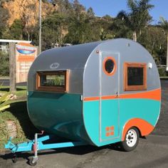 an old trailer is parked on the side of the road