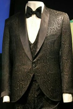 a tuxedo and bow tie on display at a museum