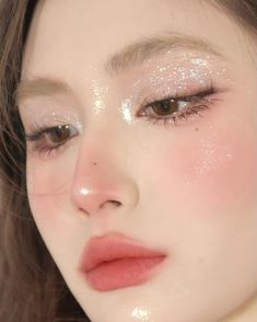 korean makeup • douyin makeup • makeup style • makeup ideas Angelic Makeup Looks, Angel Makeup Ideas Halloween Costumes, Angel Eyes Makeup Look, Makeup Ideas Angel, Angel Eyes Makeup, Angel Eye Makeup, Angle Makeup Ideas, Angelic Look, Subtle Glitter Makeup