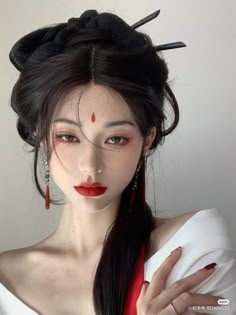 Traditional Asian Makeup, Geisha Hairstyles, Dark Chinese Makeup, Traditional Chinese Makeup Look, Traditional Chinese Makeup, Japanese Geisha Hairstyle, Chinese Goth Makeup, Chinese Geisha Makeup, Ancient Japanese Makeup
