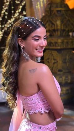 Sagan Hairstyle, Mirror Work Hairstyle, Hairstyles For Reception Bride, Heavy Hairstyles For Wedding, Sangeet Hairstyle For Bride, Open Hairstyle For Wedding, Open Hair Bridal Hairstyles, Cocktail Hairstyles For Bride, Unique Hairstyles For Wedding