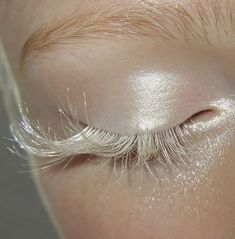 ugc White Eyelashes Makeup Look, White Angel Makeup, Angel Fantasy Makeup, White Lashes, White Eyelashes Art, White Eyelashes Aesthetic, Angel Makeup Halloween White, White Eyelashes Makeup, White Freckles