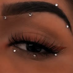 Makeup Katy Perry, Hoco Makeup Ideas With Gems, Easy Gem Makeup, Hoco Makeup With Gems, Makeup Ideas With Gems, Gems With Makeup, Face Rhinestone Ideas, Jewel Makeup Rhinestones, Hoco Makeup Ideas With Rhinestones