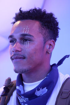 Rave Face Paint, Face Paint For Men, Neon Face Paint, Star Wars Makeup, Makeup Carnaval, Uv Makeup, Festival Face Paint, Festival Makeup Glitter, Make Carnaval