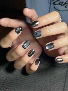 #auranails #nailart #nailsofinstagram #naildesign #nailsoftheday #darknaildesigns #y2k #chrome #chic #spiral #piercing Formal Nails Short, Nail Design Dark, Spiral Nail, Nails Short Y2k, Short Dark Nails Designs, Black And Chrome Nails Short, Black Chrome Nails Short, Short Almond Gel X Nail Designs, Metallic Nails Short