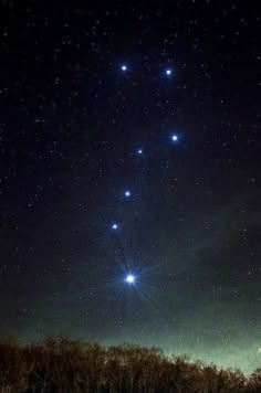 the night sky with three bright stars in it