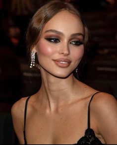 Makeup Hacks, Prom Eyes, Maquillage On Fleek, 90s Makeup, Prom Eye Makeup, Sims 4 Cc, Eye Makeup Styles, Formal Makeup, Makeup Eye Looks