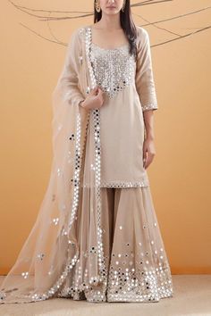 Sarara Dress, Pakistanische Kleider, Nikkah Dress, Salwar Kamiz, Indian Gowns Dresses, Kurti Designs Party Wear, Sleeves Designs For Dresses, Designer Party Wear Dresses, Dress Indian Style