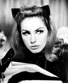 a black and white photo with the words kitty needs to purr