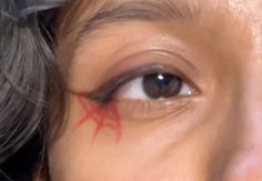 #spiderman #spider #spiderverse #spidergwen #spidermanintothespiderverse #spidersona #spiderpunk #spiderweb #eyeliner #eyelinertutorials #eyemakeupideas#pinterest#pinterestinspired#pinitforlater#makeupinspo  # Spider Illustration, Spider Man Makeup Easy, Spiderman Makeup Looks, Spider Man Makeup, Male Makeup, Spider Gwen, Eyeliner Tutorial, Makeup Eyeliner, Eyeshadow Looks