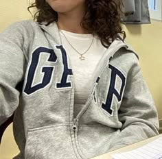 Grey Gap Hoodie Outfit, Grey Gap Zip Up Outfit, Cute Gap Hoodie Outfits, Gap Zip Up Hoodie Outfit Aesthetic, Gap Hoodie Outfit Aesthetic, Gap Hoodies Aesthetic, Gap Zip Up Hoodie Outfit, Outfits With Gap Zip Up, Gap Hoodie Fits