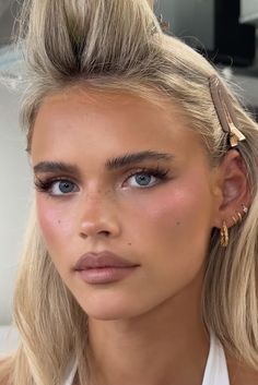 Skandi Makeup, Eye Makeup For Blonde Hair, Makeup Blondes, Dinner Dance Makeup, Makeup Inspo Blue Eyes, Blonde Eye Makeup, Day Time Makeup, Make Blue Eyes Pop, Formal Makeup For Blue Eyes