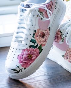 Painting Sneakers Ideas, Customized Sneakers, Custom Af1 Ideas, Hand Painted Sneakers, Custom Painted Shoes Ideas, Custom Air Force 1 Flowers, Custom Wedding Shoes Nike, Custom Nike Wedding Shoes, Custom Floral Sneakers
