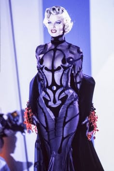 Old Mugler, Mugler Iconic Looks, Mugler Vintage Haute Couture, Mugler 90s Fashion, Vintage Mugler Runway, Eva Herzigova Mugler, Lanvin Haute Couture, Old Mugler Runway, High Fashion Goth Haute Couture