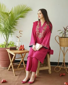 Winter Kurta Set, How To Embroider Kashmiri Style, Pink Lawn Suit With Floral Embroidery For Summer, Kashmiri Kurti Design, Kashmiri Embroidery Suits Design, Winter Kashmiri Suit Design, Kashmiri Pheran Designs, Woolen Kurta Designs Women, Pheran Kashmiri Dress