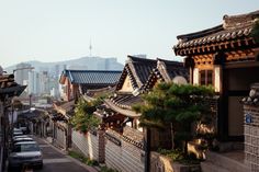 Namsan Hanok Village, Wallpaper Desktop Korea, Korean Background Aesthetic, Korean Street Aesthetic, Korea Pictures, Seoul Pc Wallpaper, Seoul Korea Aesthetic Wallpaper Macbook, Seoul Aesthetic Desktop Wallpaper, Korea Landscape
