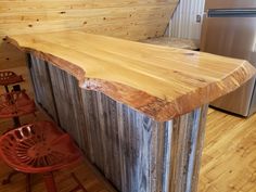 Diy Home Bar Ideas, Natural Wood Furniture, Rustic Kitchen Design, Rustic Kitchen Renovation Tips, Rustic Wooden Bar Counter, Live Edge Countertop Bar Tops, Raw Edge Bar Top, Raw Edge Bar, Love Edge Bar Top