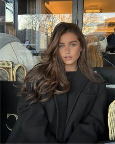 Forget Platinum—Dark Blonde & Light Brown Are the Power Shades of 2025 – My Hairdresser Australia Brunette Old Money Hair, Old Money Dark Brown Hair, Classy Brunette Hair, Classy Brown Hair, Old Money Dark Brunette Hair, Healthy Brunette Hair Aesthetic, Brunette Hair Old Money, Old Money Brunette Hair, Parisian Brunette Hair