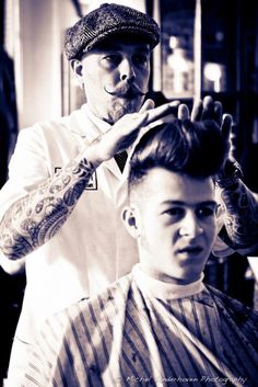 Schorum Haarsnijder en barbier...i like their art Retro Barbers, Mens Rockabilly Hair, Old School Hairdresser, Rockabilly Barber Shop, Greaser Comb Over, Pompadour Greaser, Old School Barber Outfit, Rockabilly Pompadour, Rockabilly Fade