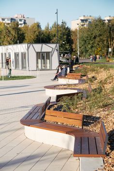there are many benches lined up on the sidewalk