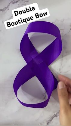 Easy Bow Ribbon, Baby Bow Headband Tutorial, Making Ribbon Bows Tutorials, How To Make A Hair Bow With Ribbon Easy, Hair Bows With Ribbon, No Sew Bows, Diy Present Bows Ribbon, Cheerleading Crafts Diy, Diy Hairbows
