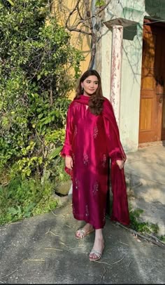 Rani Color Punjabi Suit, Shocking Pink Saree, Cherry Red Silk Dress, Casual Wedding Dress Pakistani, Plain Saree Ideas, Pakistani Suit Designs Casual, Indian Suit Design, Post Wedding Outfit Brides, Design On Plain Suit