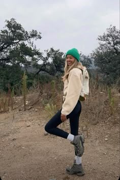Cute Hike Outfit, Chilly Hiking Outfit, Hiking Outfit Inspiration, Outdoor Look, Cool Girl Hiking Outfits, Winter Hiking Outfit Women Cold Weather, 90s Camping Outfit, Cute Fall Hiking Outfit, Brit Harvey