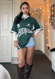 Ireland Jersey Outfit, Mesh Jersey Outfit Woman, Style A Jersey, Winter Jersey Outfit Women, How To Style Oversized Jersey Women, Jersey Fit Women, How To Style A Jersey Women, College Basketball Game Outfit Women, Sports Event Outfits For Women