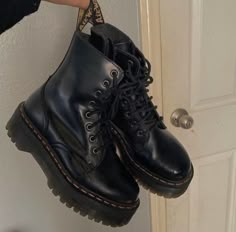 Dr Martens Shoes Aesthetic, 90s Grunge Shoes Women, Doc Martens Shoes Aesthetic, Shoes Aesthetic Doc Martens, Nike Doc Martens, Doc Marten Boots Aesthetic, Grung Boots, Aesthetic Dr Martens, Doc Martin Boots Aesthetic