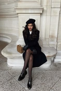 imhrisa on insta French Hat Outfit, Black Beret Hat Outfit, Black Beret Outfit Ideas, Black Beret Outfit, Dress With Beret Outfit, Black Beret Outfit Winter, Elegant Beret Outfit, Black Beret Outfit Aesthetic, Chic Black Beret For Winter