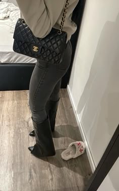 Juicy Couture Medium Bag, Designer Boots Outfit, Outfits To Wear With Shark Boots, Outfits With Shark Boots, Sharkboots Outfit Ideas, Shark Boot Outfit Ideas, Shark Boot Outfits, Black Shark Boots Outfit, Shark Boot Outfit