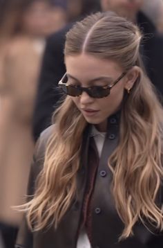 Scandi Waves, Preppy Style Hair, Clinic Hairstyles, Feminine Hairstyle, Long Hair Elegant, Everyday Hair Styles, Hairstyles Everyday, Gossip Girl Hair, Cool Half Up Half Down Hairstyles