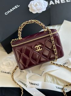 Designer-inspired Timeless patent vanity case Luxury Shoulder Bag, Purse Chanel, Luxurious Bags, Bag With Accessories, High End Bags, Bags Luxury, Trend Bags, Bag Chanel, Brand Bags