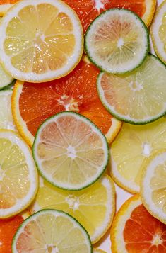 many slices of citrus fruit are arranged together