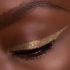 Gold Eye Looks, Gold Shimmer Eye Makeup, Birthday Party Makeup Looks, Light Gold Makeup, Gold Blush Makeup, Gold Cat Eye Makeup, Natural Gold Makeup, Gold Eye Liner, Gold Eyeshadow Makeup