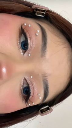 Concert Eyeshadow Looks, Makeup Idea For Concert, Rave Makeup Ideas Rhinestones, Beads Eye Makeup, Gem Makeup Looks Simple, Pearl Eyeshadow Look, Makeup Looks With Gems Simple, Makeup For Concert, Make Up Concert