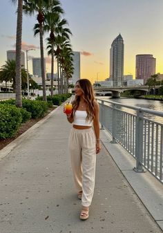 Outfits For Traveling Summer, Woman Beach Outfits, Summer Vacation Outfits Casual, Women Island Outfits, Southern Italy Summer Outfits, Summer Outfits Loose, September Beach Outfit, Casual Beach Dinner Outfit, Scottsdale Outfits Summer