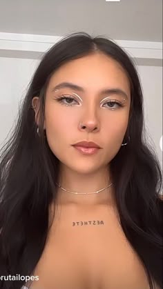 Edc Make Up, Rave Makeup Simple, Rave Simple Makeup, Simple Concert Makeup, Rave Makeup Ideas Black, Concert Eye Makeup, Rave Eyeliner Looks, Edc Makeup Ideas, White Festival Makeup