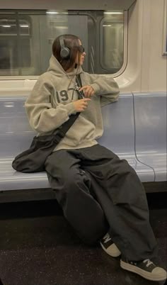 Baggy Outfits For Winter, Outfit Ideas Winter Baggy, Winter Baggy Outfits Women, Winter Outfits Baggy Street Styles, Baggy Winter Outfits Women, Baggy Outfit Winter, Y2k Baggy Hoodie, Cold Baggy Outfits, Baggy Winter Fits