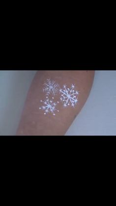 Snowflake face painting Snow Flake Face Painting, Snowflake Face Paint For Kids, Snowflake Face Painting, Snowflake On Cheek, Snowflake Face Paint, Face Painting Snowflake, Snowflake Face Tattoo, Snowflake Tattoo On Face, Christmas Face Paint Snowflake