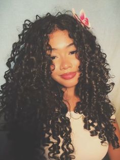 кудрявая брюнетка Perfect Curly Hair, Curly Hair Photos, Quick Natural Hair Styles, Beautiful Curly Hair, Natural Curls Hairstyles, Tuto Coiffure, Curly Girl Hairstyles, Curly Hair Inspiration, Hairdos For Curly Hair