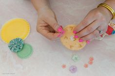 DIY Fabric Yo-Yo Floral Bouquet – Clover Needlecraft Skewer Crafts, Clover Needlecraft, Grandmillenial Style, Yo-yos, Blog Instagram, Sewing Projects For Beginners, Diy Fabric, Hot Glue Gun, Floral Bouquets