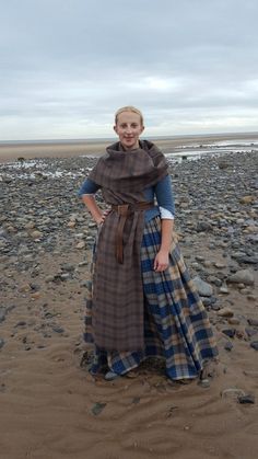 National Costume Of Ireland, Scotland Traditional, Scotland Traditional Wear, Scottish Aesthetic Outfit, Scottish Outfit, Irish Clothes, Scottish Cultural Fashion Ideas, Scotland Traditional Clothes, Outlander Skirt