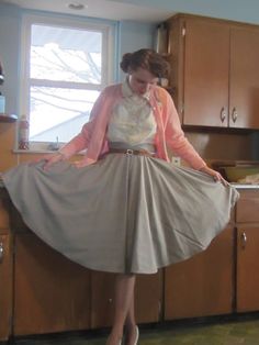 50s Inspo, Old Fashioned Outfit, 1950s Outfit Inspo, Modern 50s Inspired Outfits, 50s Women Aesthetic, 50s Mom Outfit, 80s Housewife Outfit, 50’s Skirt, 50s Women Outfits