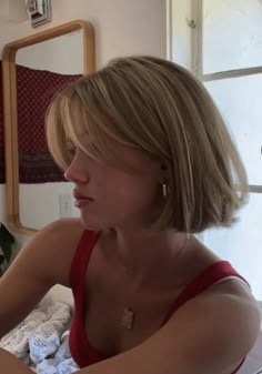 90s Short Hair Bob, French Bob Straight, Short 90s Bob, Curtain Bangs Short Hair Straight Blonde, Bob 90s Hair, Old Money Bob With Fringe, 90s Hair Bob Short Hairstyles, Short Blonde Bob Curtain Bangs, Straight Bob With Curtain Bangs