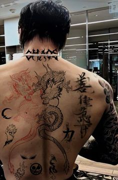 Back Tattoos Japanese, Japanese Back Tattoos, Back Tats Men, Asian Style Tattoos, Tatuagem Druida, Gotik Tattoo, Japanese Tattoos For Men, Japanese Back Tattoo, Dragon Tattoos For Men