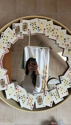 Create a luxurious and glamorous atmosphere for your next party or gathering with this easy-to-make DIY decoration. Using playing cards and a mirror, you can create a stunning focal point that will transport your guests to the high-stakes world of the casino. With just a few simple steps and some basic materials, you can turn any room into a Vegas-style casino. Perfect for birthday parties, bachelor/bachelorette parties, or corporate events, this DIY decoration is sure to be a hit. So why not get creative? Find more diy casino party decorations at the link. Casino Bachelorette Party Decorations, James Bond Decorations Party, Casino Vegas Party, Bar Ideas Decor, Playing Cards Mirror, Casino Night Party Inspiration, Casino Night Decor Ideas, Las Vegas Party Decor, Playing Cards Decoration Ideas